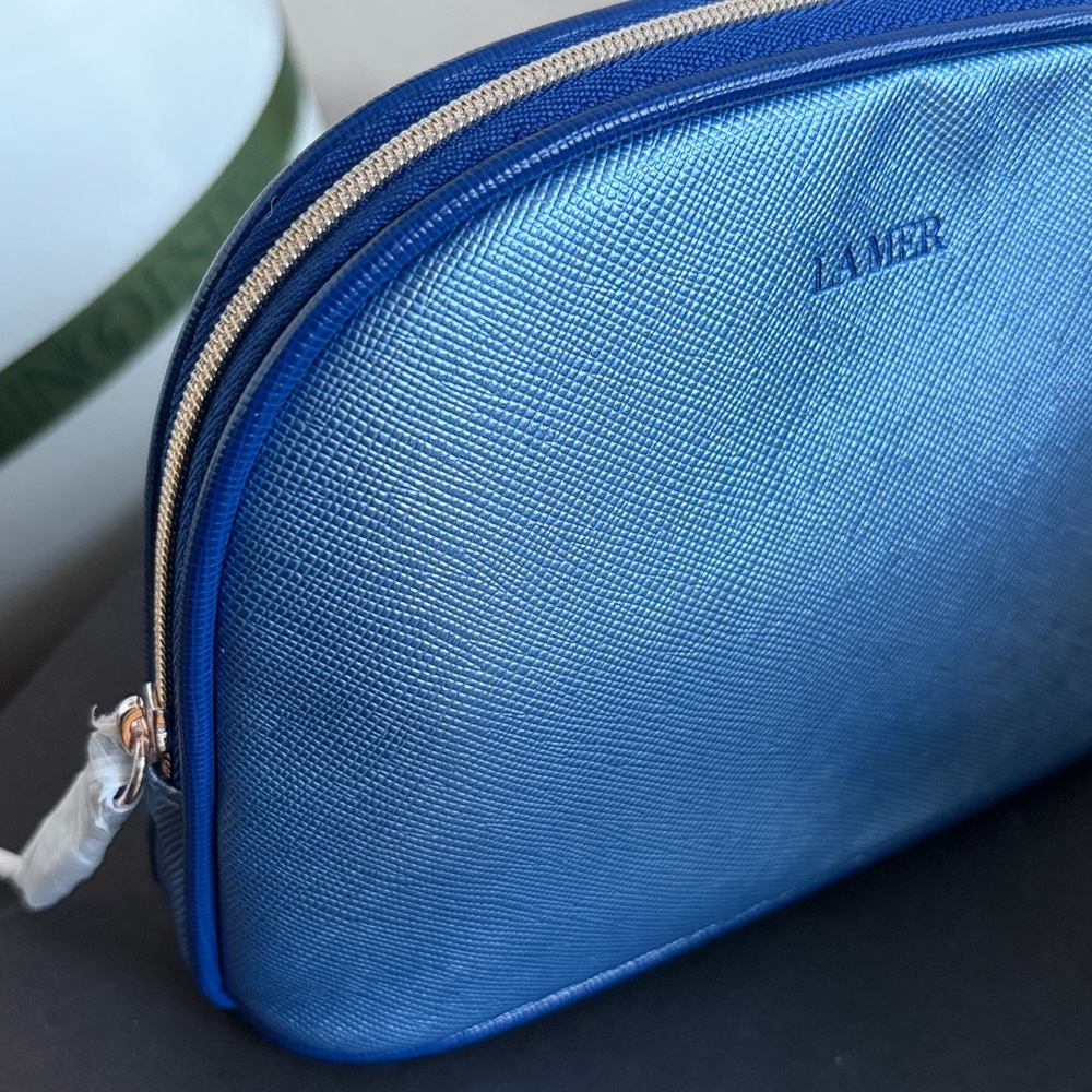 La Mer Miracles Gift set with blue pouch includes four products
